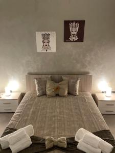 锡拉库扎La Pietra di Giada的一间卧室配有一张带2个床头柜的大床