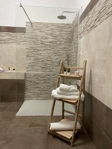 锡拉库扎La Pietra di Giada的带淋浴和毛巾架的浴室