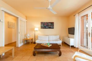 帕拉弗鲁赫尔Illes Medes a el Golfet的客厅配有白色沙发和电视