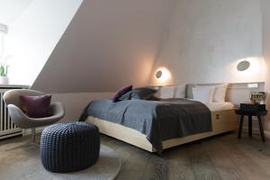凯图姆Hotel Aarnhoog的一间卧室配有一张床和一把椅子