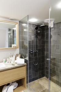 凯图姆Hotel Aarnhoog的带淋浴、水槽和镜子的浴室
