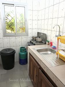 雅温得Studio meublé Yaoundé Ekounou的厨房配有水槽和炉灶