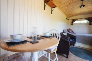 Upper HulmeThe Laburnum Retreat Shepherd Hut private hot Tub的一间带桌子和床的用餐室