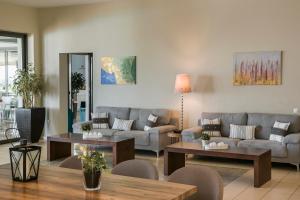 斯沃伦塔ASTRA Village Resort的带沙发和桌子的客厅