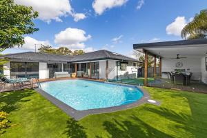 黄金海岸Ultra Modern & Relaxing Inner City 4bed House - with a Private Pool - 10mins walk to Beach的一座房子的院子内的游泳池