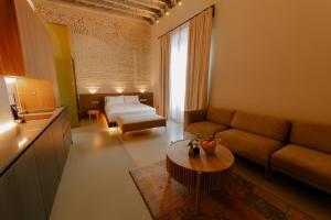 科尔多瓦Casa del Cardenal的客厅配有沙发和桌子