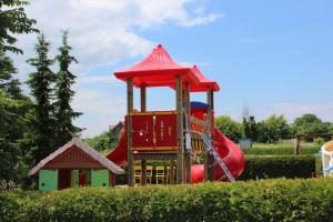 奥斯特巴德里克Ferienwohnanlage Schwabe mit Schwimmbad的公园里一个带红色滑梯的游乐场