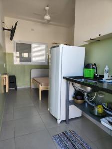 乌巴图巴CHALES DO BONA MARANDUBA的厨房配有白色冰箱和桌子