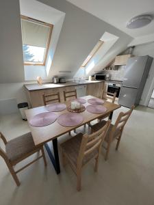 雷夫菲勒普JÁNHÁZ Apartman Révfülöp的一间厨房,内设一张木桌和椅子