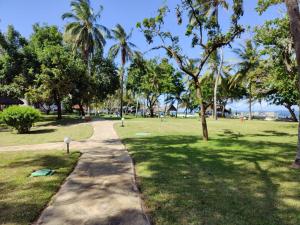 蒙巴萨Muthu Nyali Beach Hotel & Spa, Nyali, Mombasa的棕榈树公园的步行道