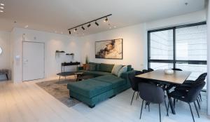 巴特亚姆YalaRent sea-breeze penthouse with jacuzzi的客厅配有绿色沙发和桌子