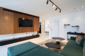 巴特亚姆YalaRent sea-breeze penthouse with jacuzzi的客厅配有沙发和墙上的电视