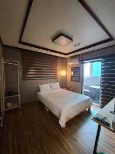 仁川市TreehouseUnseo GuestHouse的一间卧室设有一张床和一个大窗户