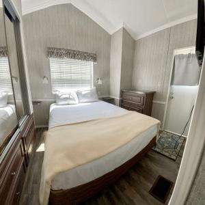 圣奥古斯丁Ocean Grove RV Resort St Augustine的一间卧室设有一张大床和一个窗户。