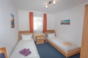 奥斯赛拜-塞林Ferienhaus zum Südstrand的客房设有两张床和窗户。
