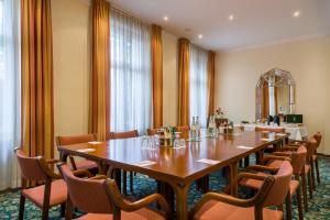 柏林柏林皇太子诺富姆酒店的一间会议室,配有长桌子和椅子