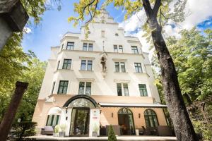 柏林柏林皇太子诺富姆酒店的白色建筑的图像