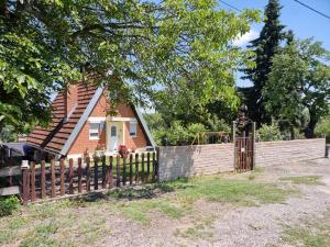 OpatovacKuća za odmor Apathy的一座带木栅栏和门的房子