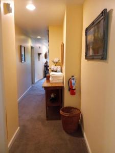 Hot SpringsLaughing Heart Lodge的走廊上,房间里有一个桌子和篮子