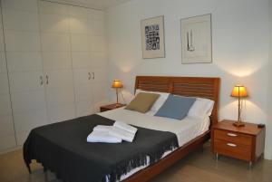 科洛尼亚圣霍尔迪Villa Teresa的一间卧室配有带毛巾的床