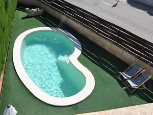 科洛尼亚圣霍尔迪Villa Teresa的享有带两把椅子的游泳池的顶部景致