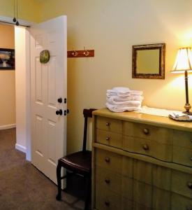 Hot SpringsLaughing Heart Lodge的一间卧室配有梳妆台、灯和镜子
