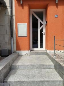 卢森堡CHEZ WL的通往大楼前有楼梯的门