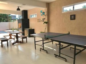 伊瓜苏港Colibrí Hostel的乒乓球桌,带乒乓球桌的房间