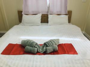 Sukanya Guesthouse的床上有两条毛巾