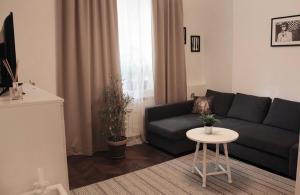 索非亚Elegant apartment in the center of Sofia的客厅配有沙发和桌子