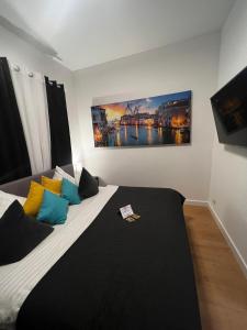 亚琛格兰纳斯酒店的一间卧室配有一张带色彩缤纷枕头的大床