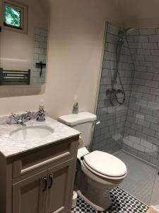 CratfieldThe Hive - beautiful studio with amazing hot tub的浴室配有卫生间、盥洗盆和淋浴。
