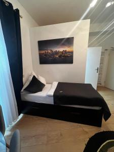 亚琛格兰纳斯酒店的卧室配有一张挂在墙上的床铺