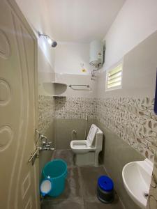 蒂鲁帕蒂Ameya Homestays Brand New Fully Furnished 3BHK & 2BHK Apartments.的一间带卫生间和水槽的浴室