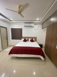 蒂鲁帕蒂Ameya Homestays Brand New Fully Furnished 3BHK & 2BHK Apartments.的一间卧室配有一张大床和吊扇