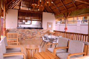 恩德培Pelican Lodge & Marina的一间带桌椅的餐厅和酒吧