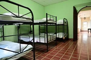 圣安娜Ricks hostel Santa Ana的一间客房内设有四张双层床的房间