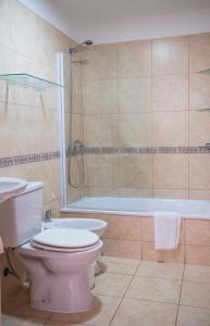 内乌肯Vistas del Sur - 13LV Departamento de dos dormitorios - Categoría Deluxe的浴室配有卫生间、淋浴和盥洗盆。