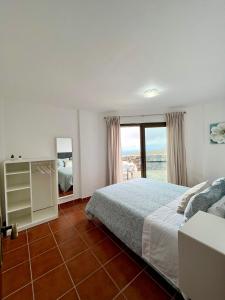 莫卡诺尔La casa de Tenesedra的一间卧室设有一张床和一个大窗户