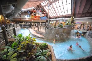 昆斯伯里Six Flags Great Escape Lodge & Indoor Waterpark的一群人在水上公园的游泳池里