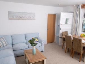 托基Harbour Retreat Trinity Mews的客厅配有蓝色的沙发和桌子