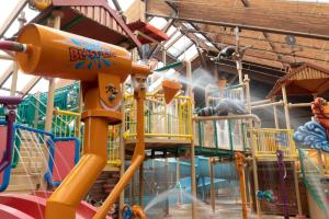 昆斯伯里Six Flags Great Escape Lodge & Indoor Waterpark的拥有多种不同类型游戏设备的游乐场