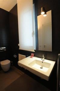 维多利亚兰墅酒店的一间带水槽、卫生间和镜子的浴室