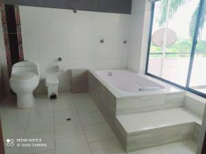 CaucasiaCasa Campo Emaus的带浴缸、卫生间和浴缸的浴室。