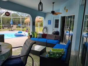 北港steve and cori's tropical king suite 2的一个带沙发和椅子的庭院,毗邻一个游泳池