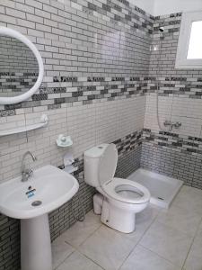 古莱比耶Maison a louer à kelibia的浴室配有白色卫生间和盥洗盆。