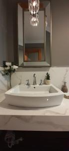 科隆Noha Casa de Campo的浴室设有白色水槽和镜子