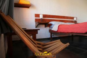 德尔迪阿布罗角La Virazón的客房设有两张床、一张长凳和一张桌子。