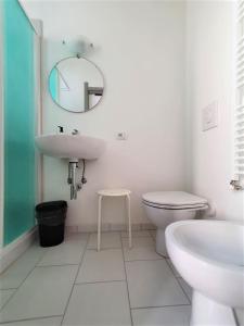 福洛尼卡Affittacamere Casa Cynda的一间带水槽、卫生间和镜子的浴室