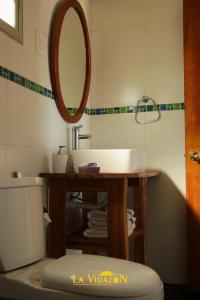 德尔迪阿布罗角La Virazón的一间带水槽、镜子和卫生间的浴室
